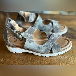 Bionica Women's Dania Sandal. Olive Camouflage Camo. Straps Back Zip. Size 9